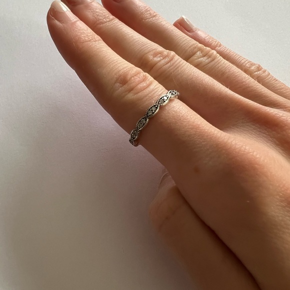 Pandora Sparkling Leaves Stackable Ring - Picture 3 of 11